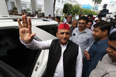  Akhilesh Goes To Azamgarh To Meet Jailed Sp Leader-TeluguStop.com