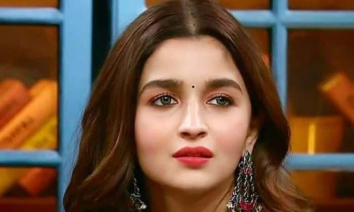  Alia Bhatt Charges One Crore Rupees Sponsored Post Instagram , Alia Bhatt, Insta-TeluguStop.com