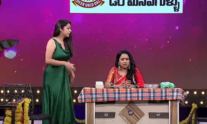  Anchor Suma Satires On Heroine Varsha Bollamma Details, Anchor Suma, Setires, Va-TeluguStop.com