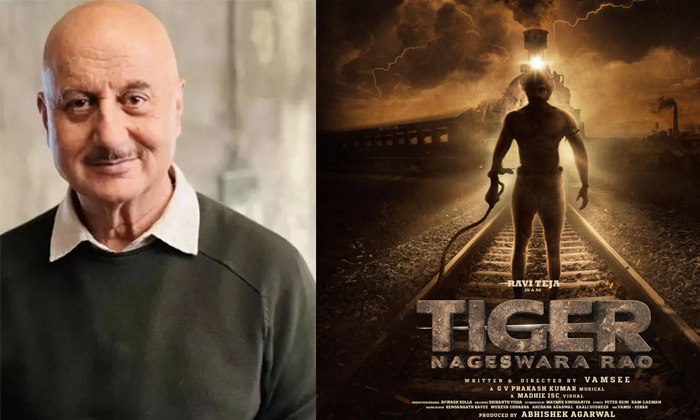  Anupam Kher First Look From Raviteja Tiger Nageswara Rao Unveiled Details, Anup-TeluguStop.com