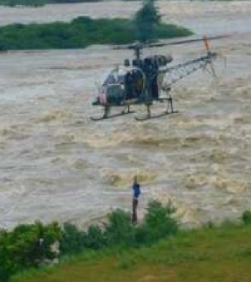  Army Choppers Rescue Farmers Trapped In Middle Of River-TeluguStop.com