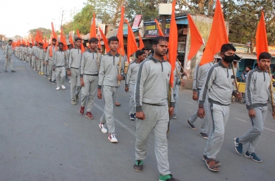  Bajrang Dal Activists Protest Namaz Offering At Bhopal Mall-TeluguStop.com