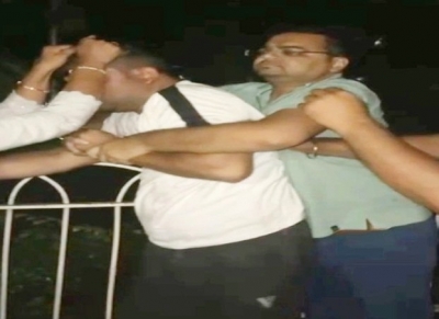  Bjp Leader Caught With Female Friend By His Wife, Thrashes Both-TeluguStop.com