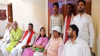  Bjp Slams Nitish After Pics Show Convicted Ex-mp Visiting Wife's Home-TeluguStop.com