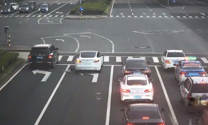 Your Negligence Has Damaged You The Child Who Fell Down From The Car, Viral Late Your Negligence Has Damaged You The Child Who Fell Down From The Car, Viral Late-TeluguStop.com