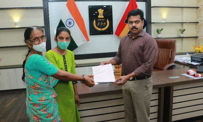  Commissioner Of Police Who Handed Over Security Exgratia Checks To The Victim's-TeluguStop.com