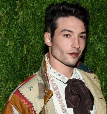  Ezra Miller Charged With Burglary After Harassment Case-TeluguStop.com