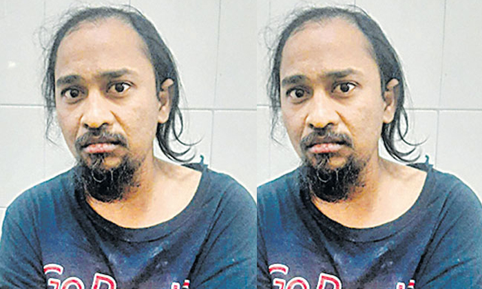  Father Rude Behavior On Daughter In Borabanda Details, Kid, Viral Latest, News-TeluguStop.com