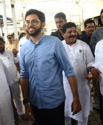  Festival Season Politics: Bjp Needles Shiv Sena In Thackeray Jr's Bastion (ld)-TeluguStop.com