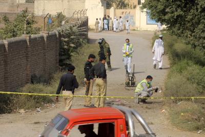  Gunmen Kill 2 Policemen In Pak On Polio Vaccination Duty (ld)-TeluguStop.com