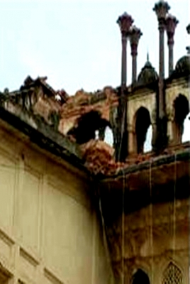  Historic Imambara's Paraper Collapses Due To Heavy Rains-TeluguStop.com