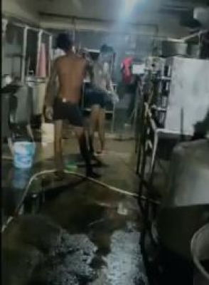  Iiit Basar Students Shocked After Workers Caught Taking Bath In Kitchen-TeluguStop.com