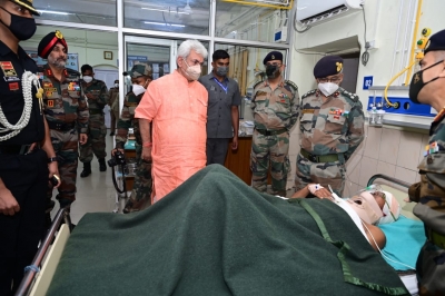  J&k Lg Visits Hospital, Inquires About Health Of Injured Civilian-TeluguStop.com