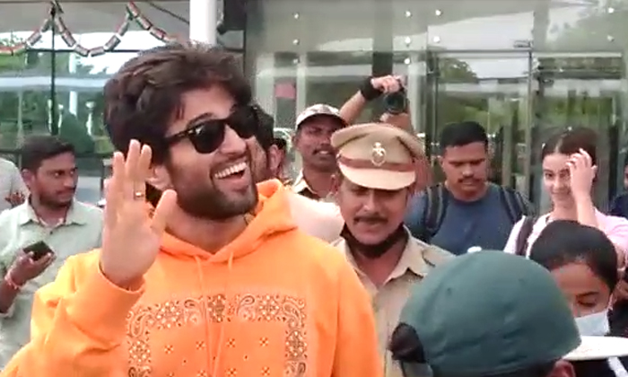  Liger Movie Team Arrived Gannavaram Airport From Bangalore, Liger Movie Team ,ga-TeluguStop.com