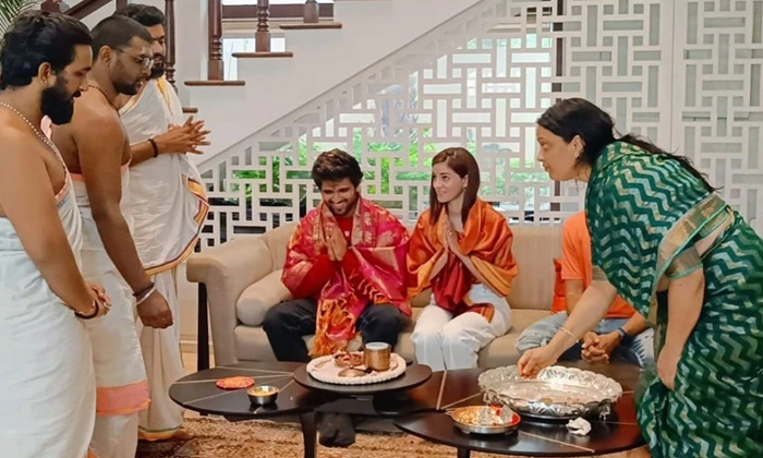  Liger Vijay Devarakonda Mother Performs Pooja Home Details, Liger Movie, Vijay D-TeluguStop.com