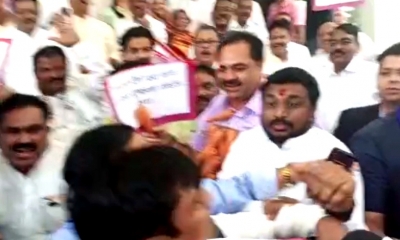  Maha 'khoke Campaign': Shinde Group, Oppn Mlas In Jostling, Fisticuffs Outside L-TeluguStop.com