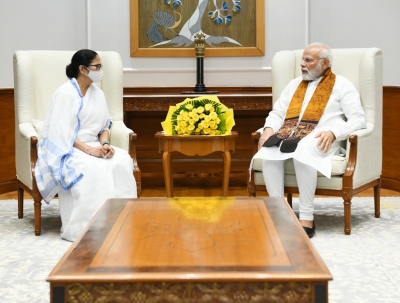  Mamata Meets Pm Modi, Raises Issue Of Gst Dues-TeluguStop.com