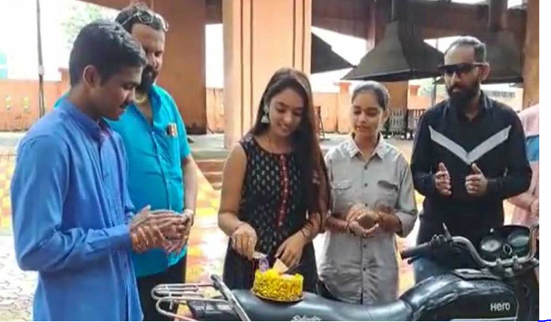 Marathi Actress Aarya Ghare Cut The Birthday Cake In The Creamatorium Details He Marathi Actress Aarya Ghare Cut The Birthday Cake In The Creamatorium Details He-TeluguStop.com