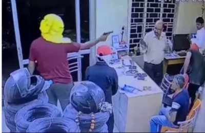  Masked Men Loot Rs 6l From Up Bizman's Office-TeluguStop.com