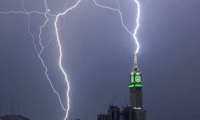  Lightning Strike On Mecca Clocktower Video , Lightning, Mkkah Clock Tower, Viral-TeluguStop.com