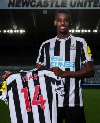  Newcastle United Sign Striker Alexander Isak From Real Sociedad-TeluguStop.com