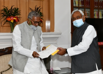  Nitish Kumar Meets Governor, Submits Resignation As Cm-TeluguStop.com