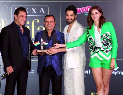  Outdoor Media Mogul Presented Iifa Trophy By Salman, Varun, Ananya-TeluguStop.com