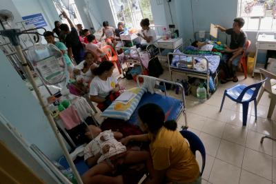  Philippines' Dengue Death Toll Climbs To 400-TeluguStop.com