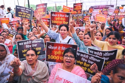  Protest Against Aap Govt's Failure To Provide Rs 1,000 Per Month To Women-TeluguStop.com