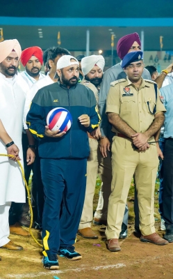 Punjab Cm Tests His Hand At Volleyball Again, Showcases Skills Punjab Cm Tests His Hand At Volleyball Again, Showcases Skills-TeluguStop.com