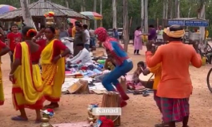  Desi Spiderman Dance In Indian Village Video Goes Viral , Spiderman Dance, Villa-TeluguStop.com
