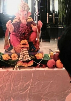  Srk Brings Lord Ganpati Home With Abram, Feasts On Modaks-TeluguStop.com