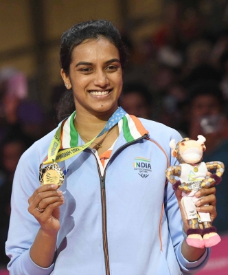  Telangana, Andhra Pradesh Cms Congratulate Sindhu-TeluguStop.com