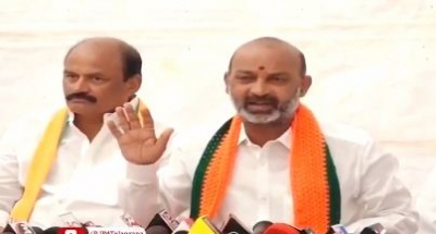  Telangana Bjp Chief Defends Carrying Amit Shah's Footwear-TeluguStop.com