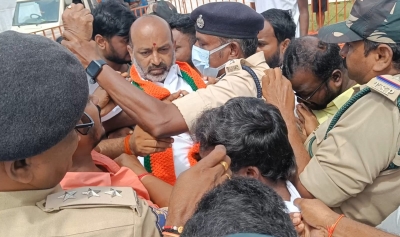  Telangana Bjp President Arrested Amid Protests Over Delhi Liquor Scam (lead)-TeluguStop.com