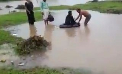  To Reach Hospital For Delivery, Pregnant Woman Crosses River On Rubber Tube In M-TeluguStop.com