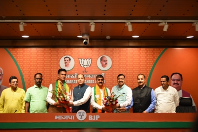  Two Gujarat Congress Leaders Join Bjp-TeluguStop.com