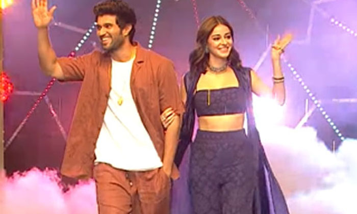  Vijay Devarakonda Helping To Dance Ikon Show Poor Dancer, Vijay Devarakonda, Ana-TeluguStop.com