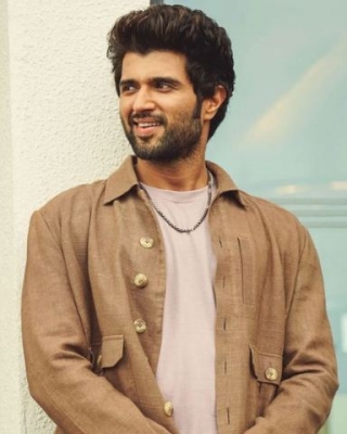  Vijay Deverakonda Had A Crush On Urmila, Bhagyashree-TeluguStop.com