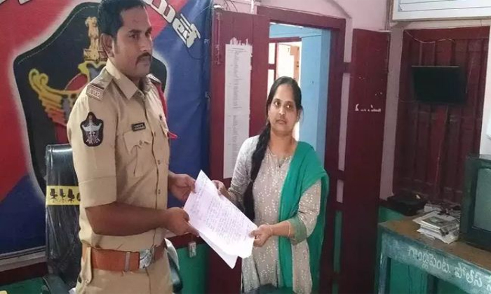  Ycp Activist Anitha Reddy Complaints To Police On Mp Gorantla Madhav Video Issue-TeluguStop.com