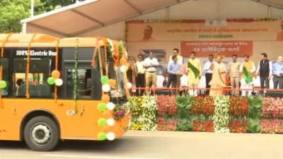  Yogi Flags Off 42 Electric Buses For Lucknow, Kanpur-TeluguStop.com