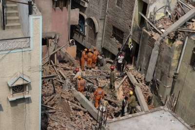  1 Killed, 4 Injured As Shuttering Collapses In Up, Cm Orders Probe-TeluguStop.com