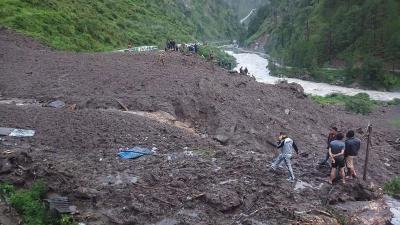  17 Dead, 5 Missing In Nepal Landslides-TeluguStop.com