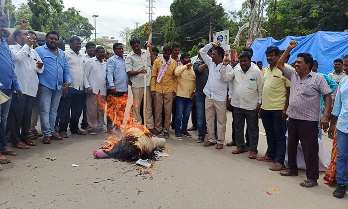  Bjp Leader Prakash Reddy's Effigy Burnt After Denigrating Chakali Ailamma Strugg-TeluguStop.com