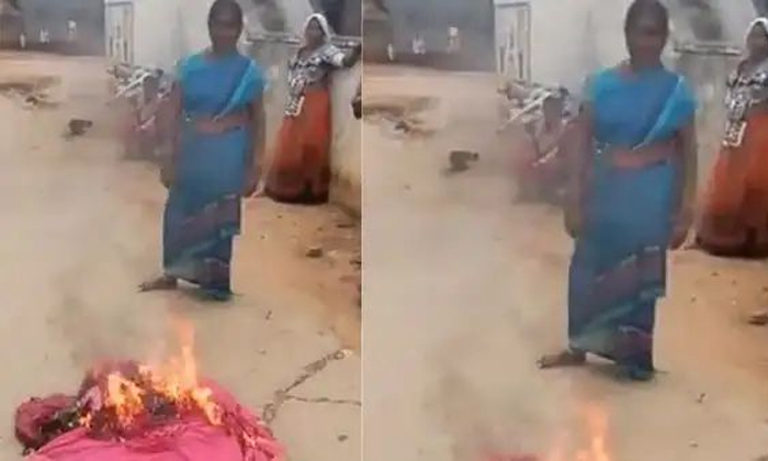  Bathukamma Sarees Burnt By Women In Mahabubabad Details, Bathukamma Sarees, Bath-TeluguStop.com