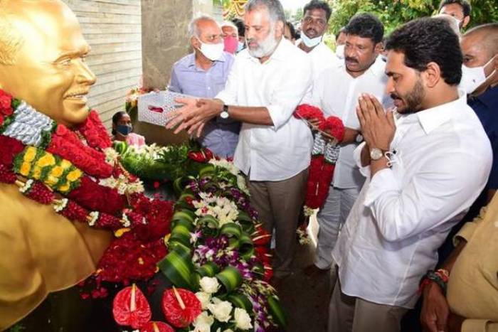  Cm Jagan Paid Tributes To Ysr At Idupulapaya , Ap Cm Jagan, Idupulapaya-TeluguStop.com