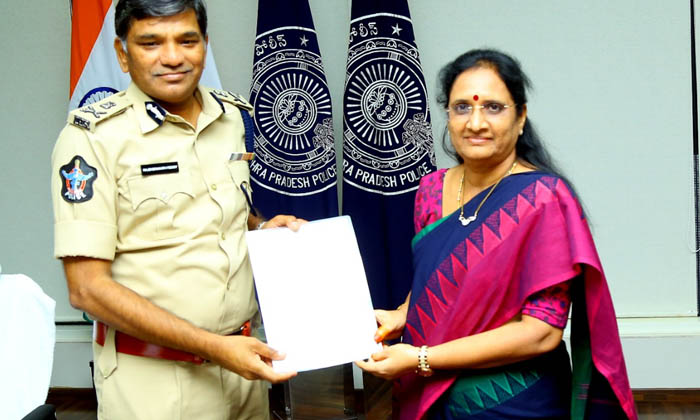  Chairperson Of Women Commission Vasireddy Padma Who Met The State Dgp , Dgp, C-TeluguStop.com