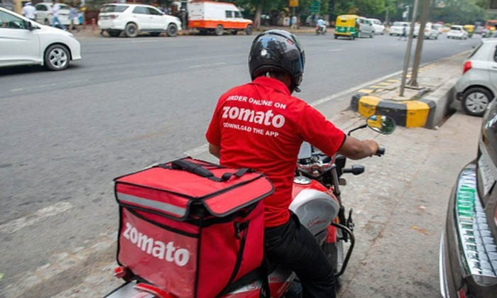  A Young Girl Who Was Alone He Offered To Deliver Food And Kissed Her, Food Food-TeluguStop.com