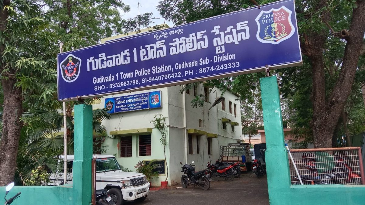  Tension At Gudivada One Town Police Station-TeluguStop.com