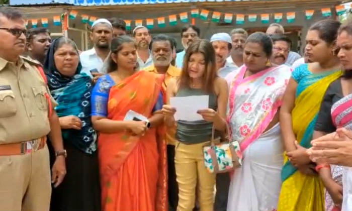  Hijras Complained To The Police That Mla Balakrishna Was Not Seen In Hindupuram-TeluguStop.com